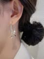 thumb Brass Rhinestone Irregular Trend Staggered Line  Stud Earring 1