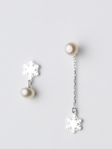 Fresh Snowflake Shaped Artificial Pearl Asymmetric Drop Earrings