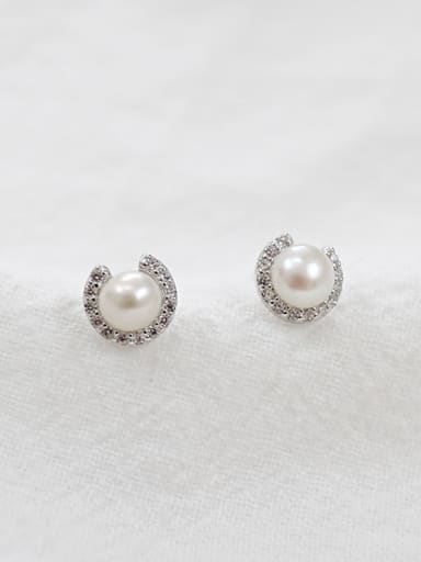 Fashion White Freshwater Pearl Round Silver Stud Earrings