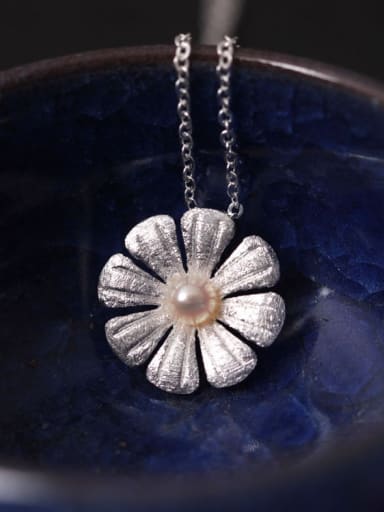 Eight Petal Flower Clavicle Necklace
