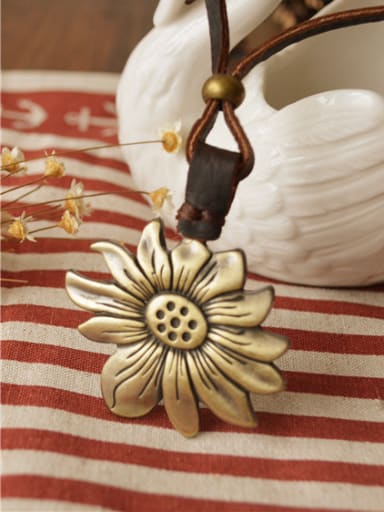 Unisex Exquisite Flower Shaped Necklace