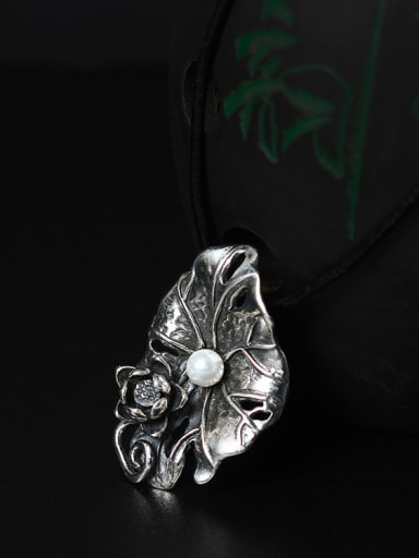 2018 Freshwater Pearl Lotus Leaf-shape Pendant Necklace
