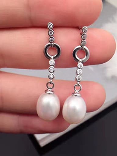 Oval Freshwater Pearl drop earring