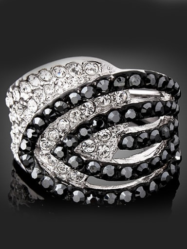 Exaggerated Cubic Rhinestones-covered Leaf Alloy Ring