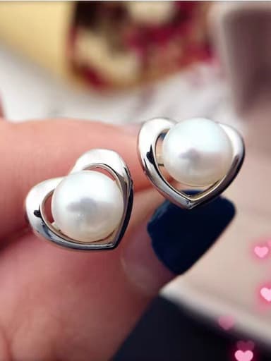 Freshwater Pearl Heart-shaped stud Earring