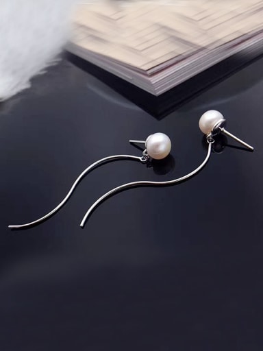 Simple Freshwater Pearl Drop threader earring