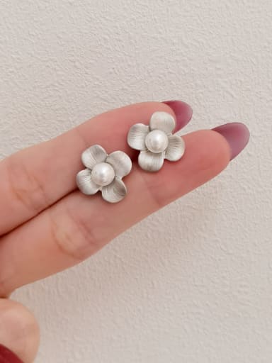 Dumb white K Brass Imitation Pearl Flower Minimalist Stud Earring