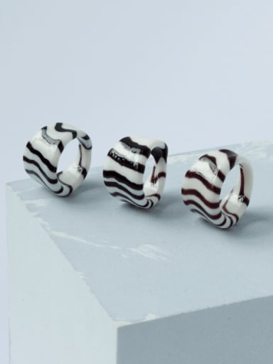 Hand Glass  Vertical Stripes Geometric Trend Band Ring