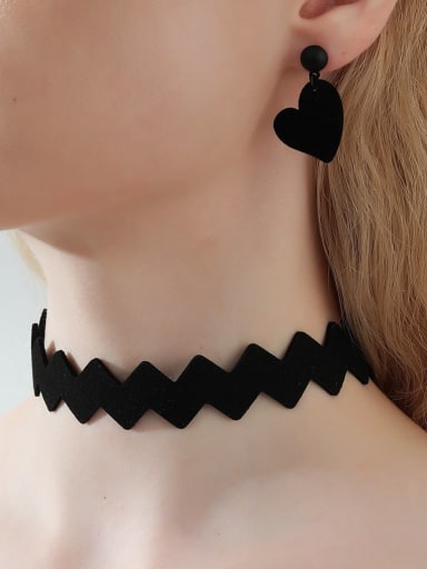 Zinc Alloy Velvet Heart Minimalist Choker Necklace And Earring Set