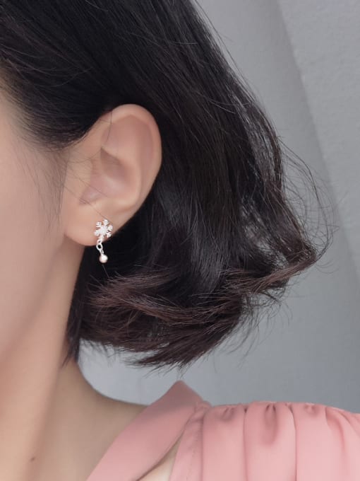 Peng Yuan Fashion Tiny Snowflake Stud Earrings 1