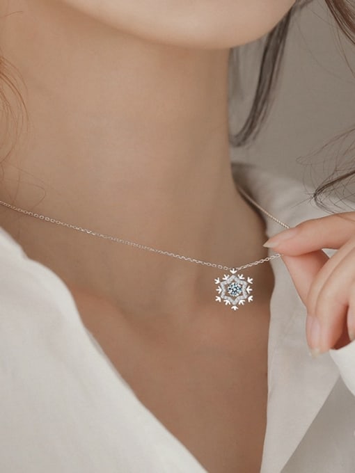 Peng Yuan Exquisite Rotatable Zircon Snowflake Pendant 925 Silver Necklace 1