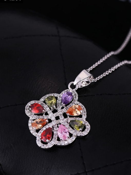 white Flower Shaped Western Style Necklace