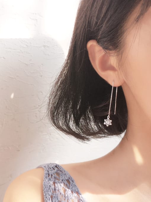 Peng Yuan Tiny Snowflake Silver Line Earrings 1