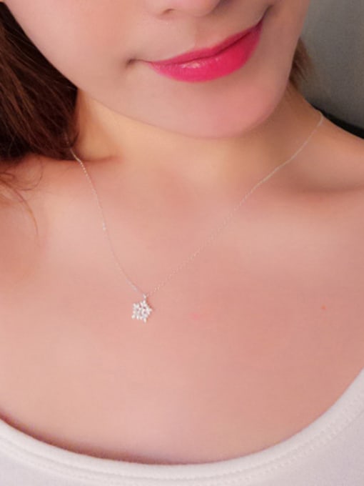 Peng Yuan Little Snowflake Zircon Silver Necklace 1