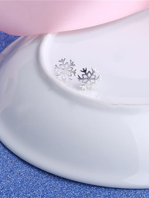 Silvery Fresh Snowflake Shaped 925 Silver Stud Earrings