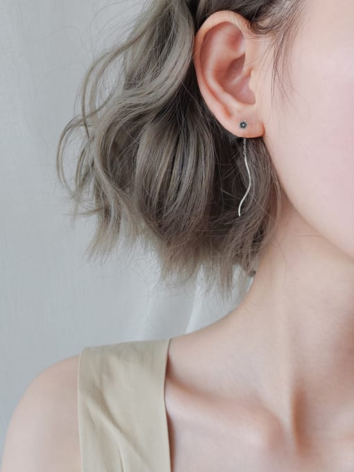 Peng Yuan Fashion Tiny Flower Wave Line Earrings 1