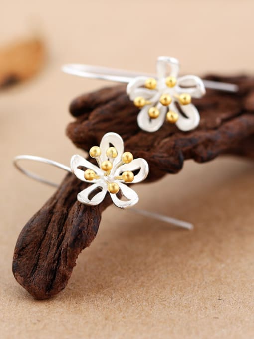 Peng Yuan Fashion Hollow Flower Silver hook earring 1