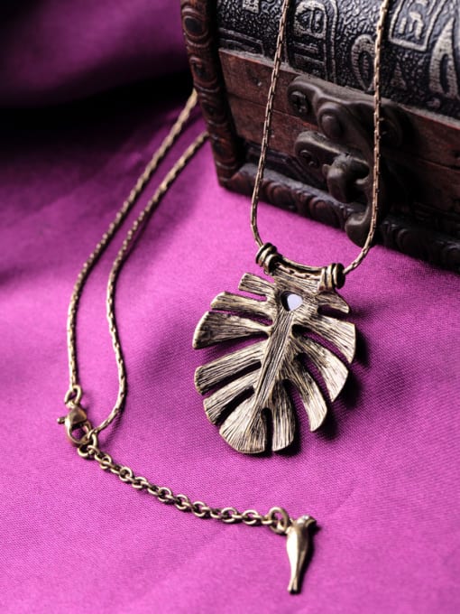 KM Rretro Alloy Feather Shaped Necklace 2