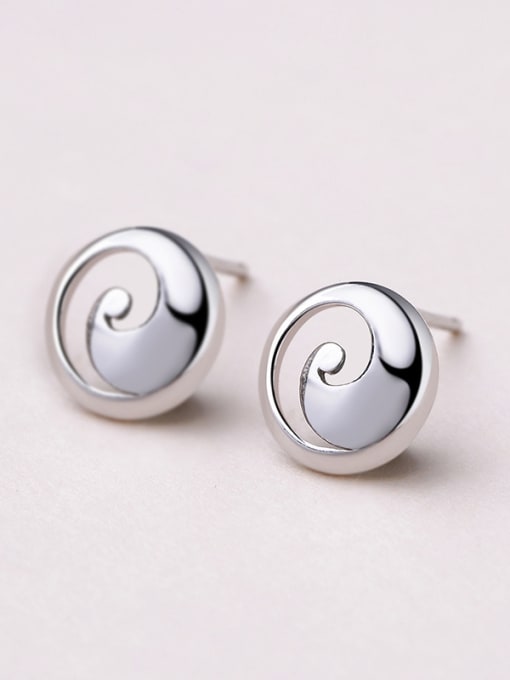 One Silver Women Exquisite Round Shaped stud Earring