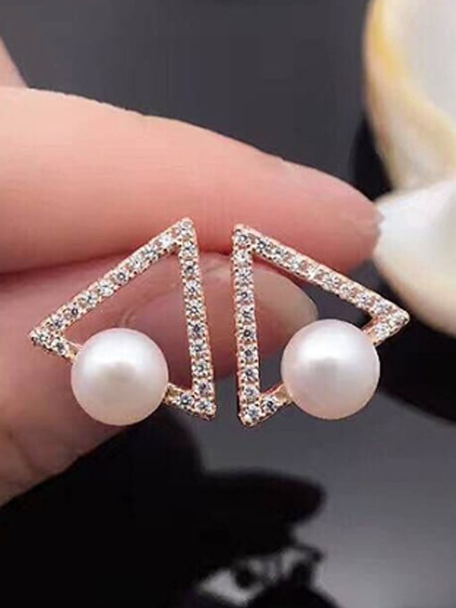 EVITA PERONI Simple Freshwater Pearl Triangle stud Earring 2