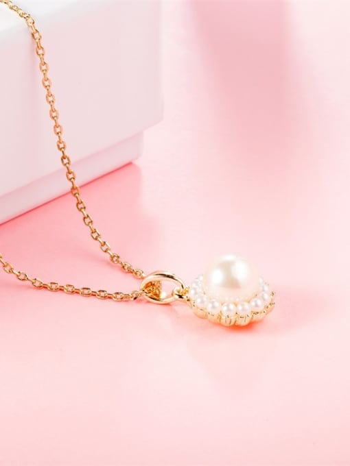 18 Carat Gold Exquisite Flower Shaped Artificial Pearl Necklace