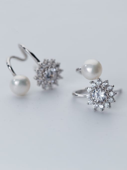 white All-match Flower Shaped Artificial Pearl Clip Earrings