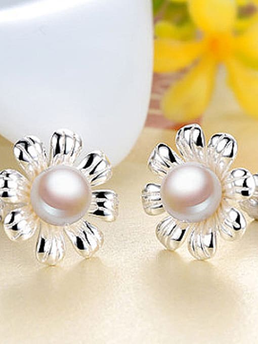 AI Fei Er Elegant Little Flower Imitation Pearl Copper Stud Earrings 2