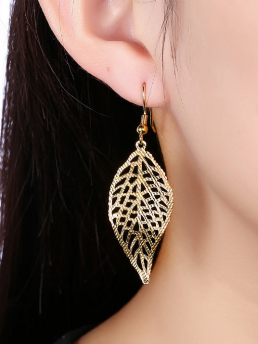 OUXI Exaggerated 18K Gold Leaf Shaped Stud hook earring 1