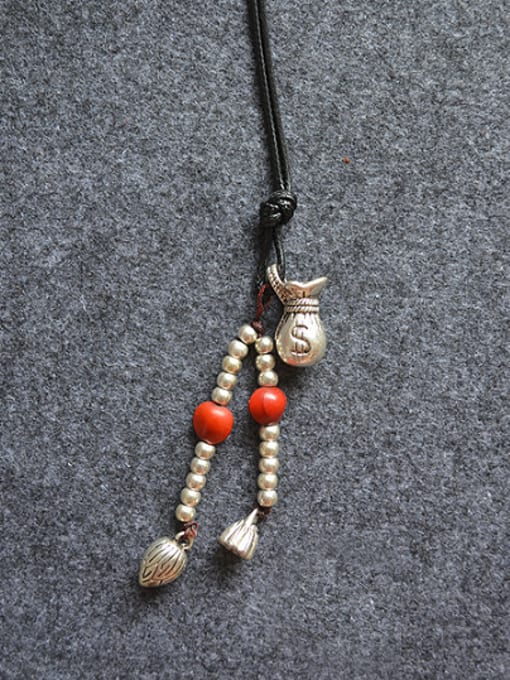 A Women Gourd Shaped Sweater Necklace
