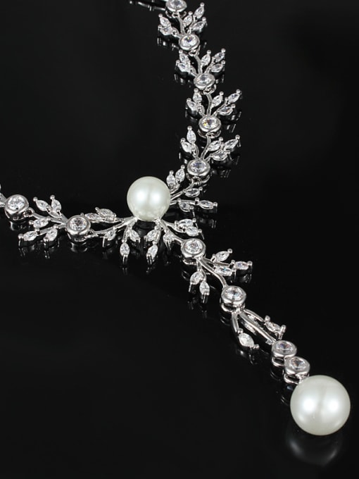 SANTIAGO Temperament Platinum Plated Artificial Pearl Leaf Necklace 2