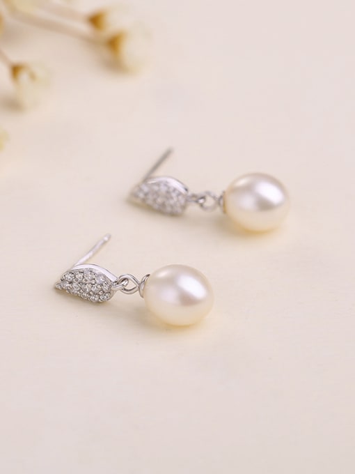 One Silver Fashion Shell Pearl Shiny Zirconias-studded Leaf 925 Silver Stud Earrings 2