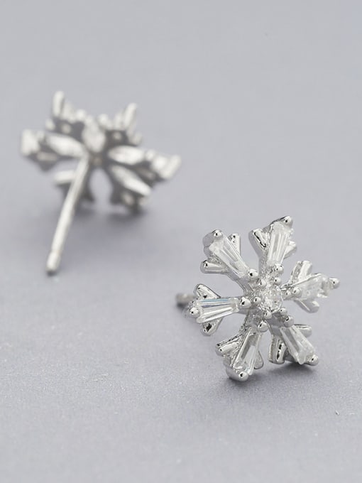 White Elegant Snowflake Shaped Zircon Earrings