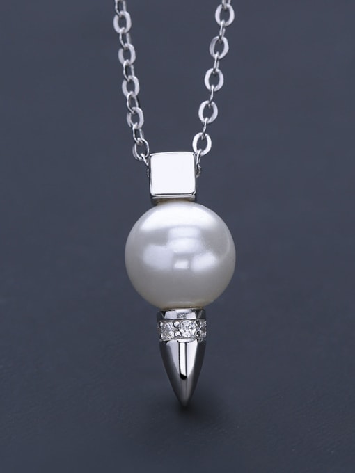 One Silver Fashion Pearl Necklace