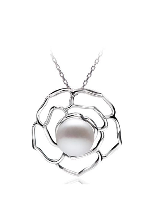 EVITA PERONI Simple Freshwater Pearl Flower Necklace