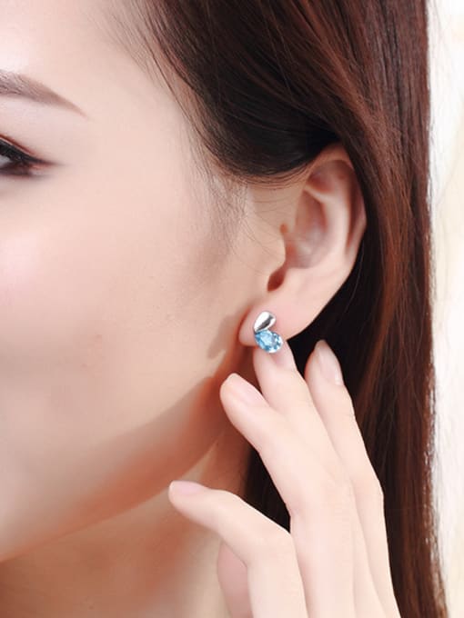 OUXI Tiny Heart-shaped Austria Crystal Stud Earrings 1