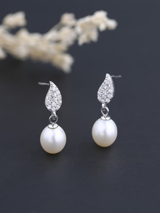 One Silver Fashion Shell Pearl Shiny Zirconias-studded Leaf 925 Silver Stud Earrings 1