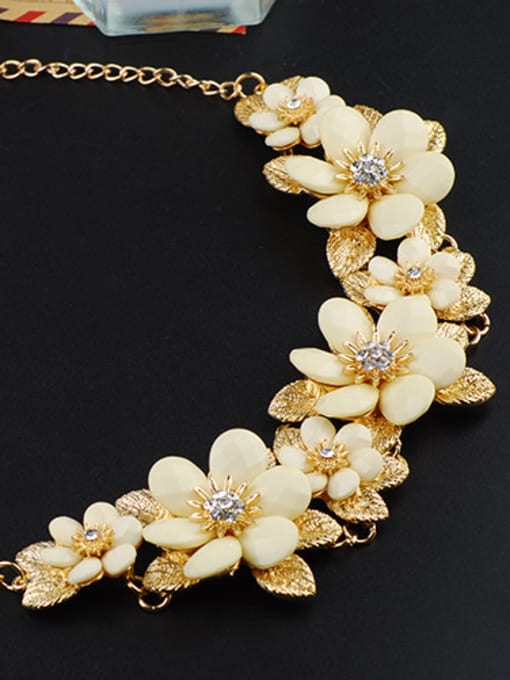 Qunqiu Elegant Acrylic Flowers Gold Plated Leaves Rhinestones Alloy Necklace 2