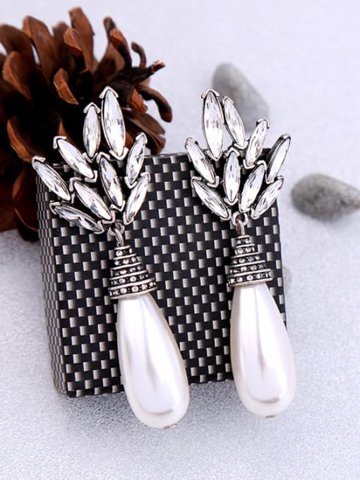KM Leaves-shape Artificial Pearls Rhinestones Fashion Drop Earrings 2