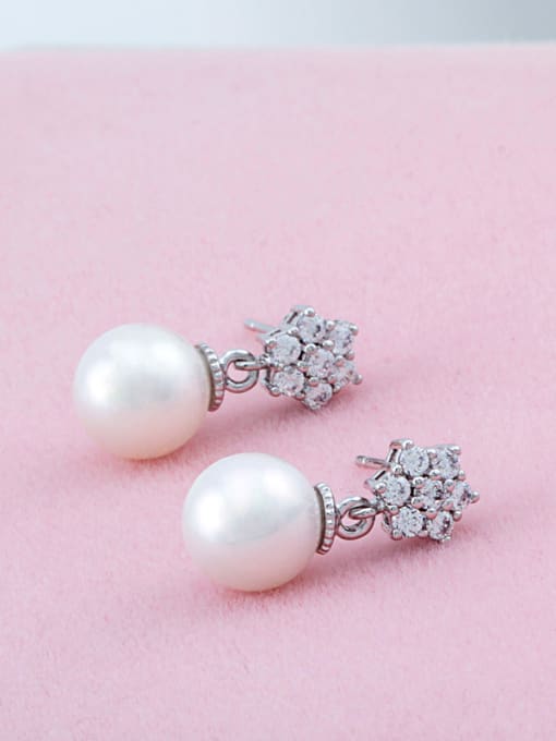 White Simple Shell Pearl AAA Zircon Flower Platinum Plated Anti Allergy stud Earring