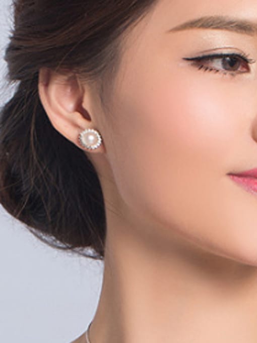 EVITA PERONI Fashion Freshwater Pearl Flower-shaped stud Earring 1