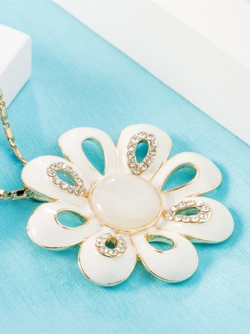 Golden Creative Flower shaped Opal Stone Necklace