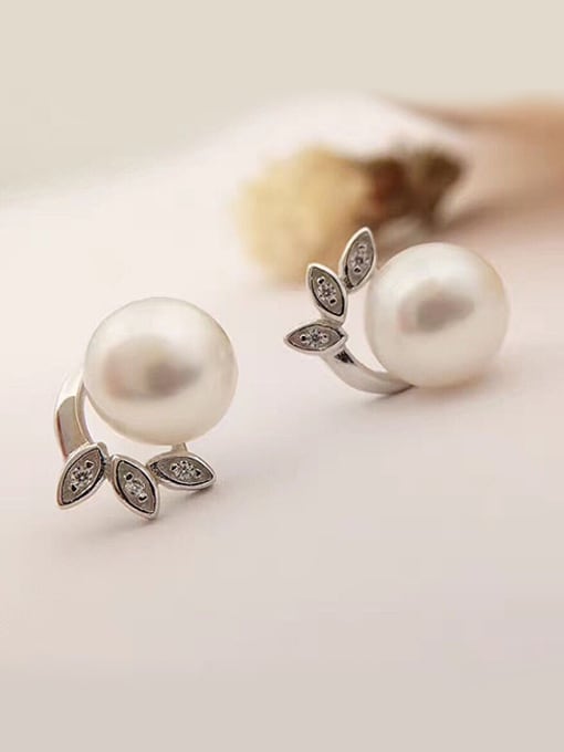 EVITA PERONI Fashion Three-leaf Freshwater Pearl stud Earring