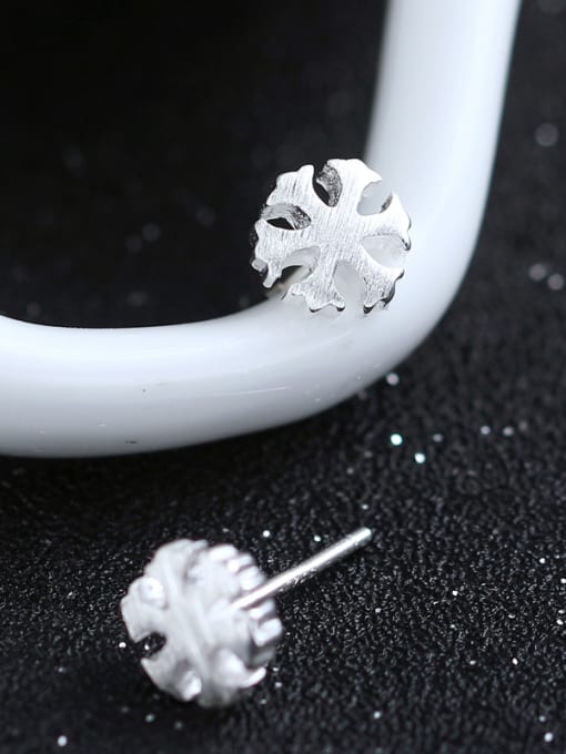 kwan Fashion Simple Snowflake Fresh Stud Earrings 1