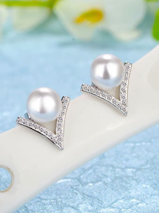 AI Fei Er Simple Imitation Pearl Shiny Zirconias V-shaped Stud Earrings 3
