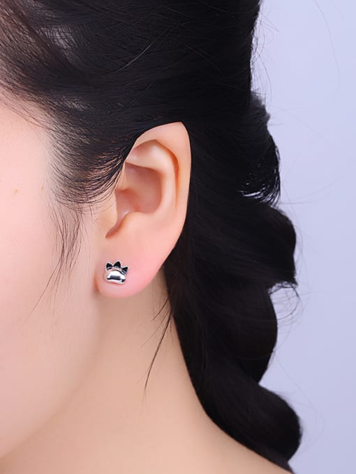 One Silver Women Claw Shaped stud Earring 1