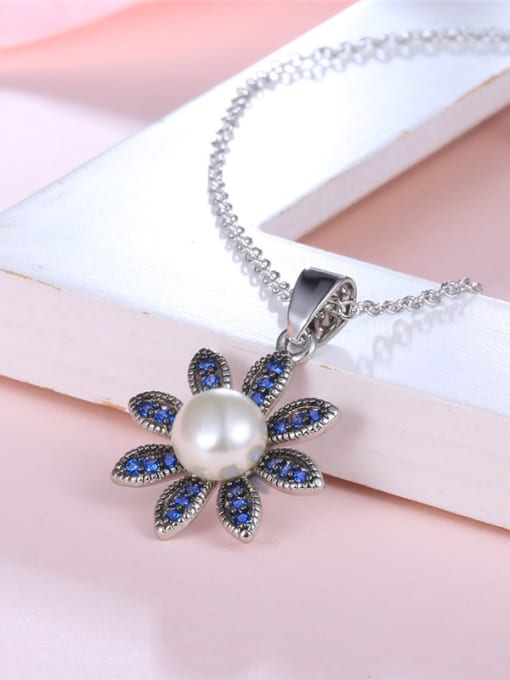 Platinum Temperament Flower Shaped Artificial Pearl Necklace