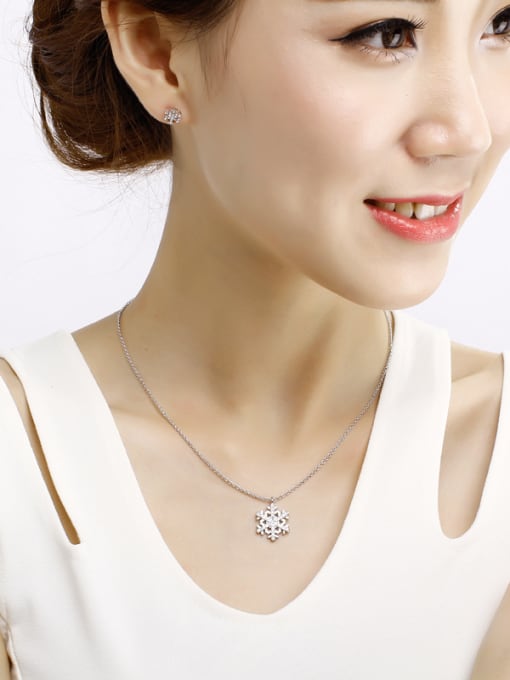 OUXI 18K White Gold Snowflake Shaped Crystal Necklace 1