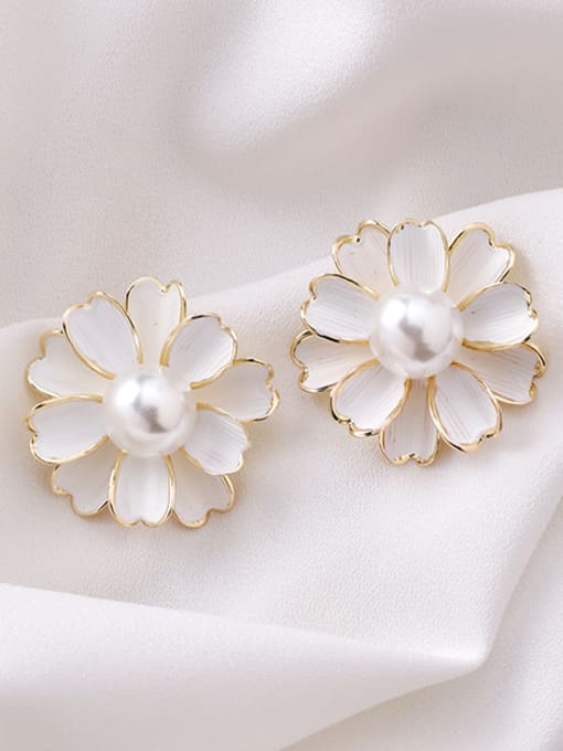D White Alloy With Imitation Gold Plated Simplistic Flower Stud Earrings