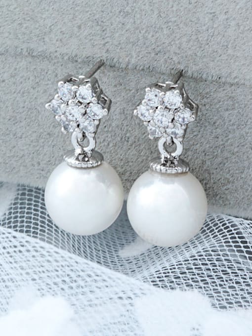 Qing Xing Simple Shell Pearl AAA Zircon Flower Platinum Plated Anti Allergy stud Earring 2
