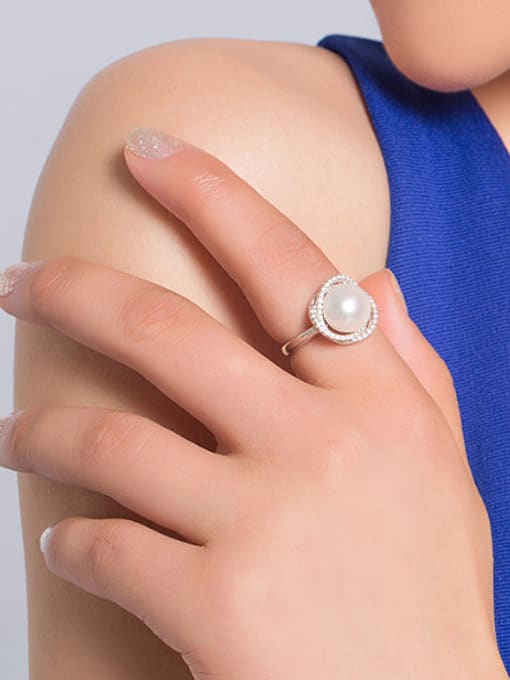 EVITA PERONI 2018 Fashion Freshwater Pearl Flower-shaped Ring 1